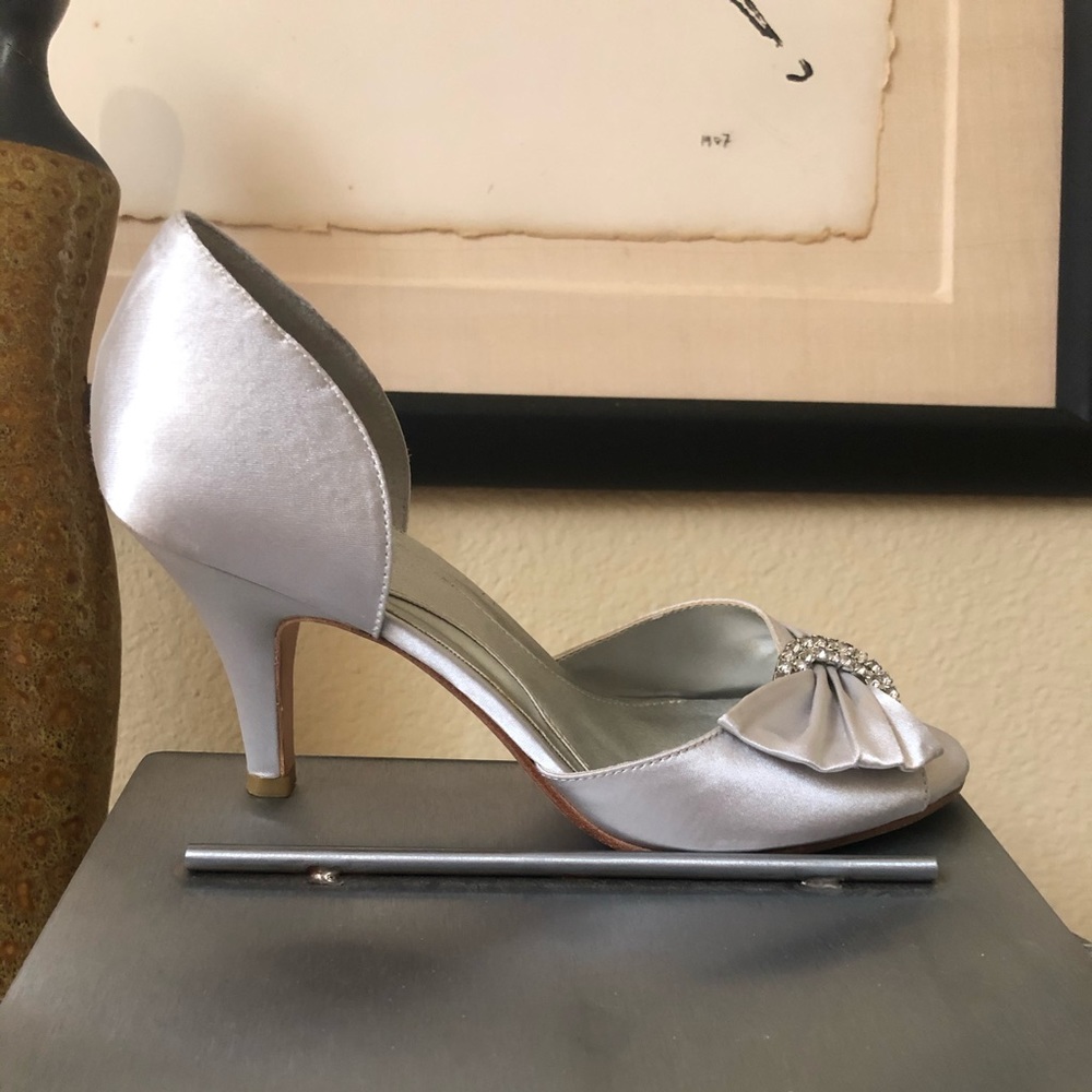 KENNETH COLE REACTION SILVER SATIN PEEP TOE HEELS